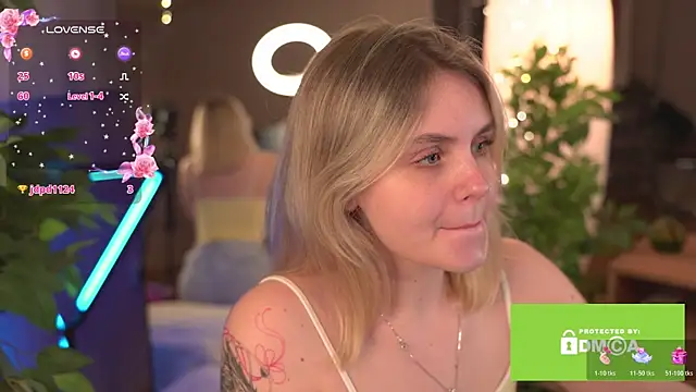 LuneaEvienne online show from 12/17/25, 03:28