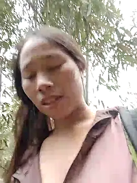 Snapshot of jikey- chatting on 12/17/25, 02:05 jikey- online show from 12/17/25, 02:05