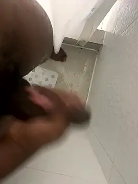 Snapshot of Comeonmyhouse22cm chatting on 01/10/26, 04:19 Comeonmyhouse22cm online show from 01/10/26, 04:19