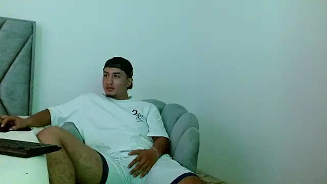 Snapshot of kyro_estrada chatting on 12/15/25, 06:25 kyro estrada online show from 12/15/25, 06:25