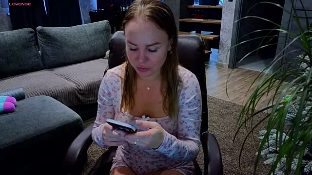 Snapshot of s_trawberry_ chatting on 12/14/25, 03:46 s trawberry online show from 12/14/25, 03:46