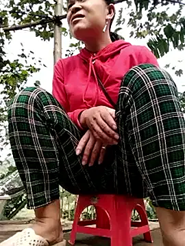 Snapshot of Seductive_slut chatting on 12/14/25, 02:40 Seductive slut online show from 12/14/25, 02:40