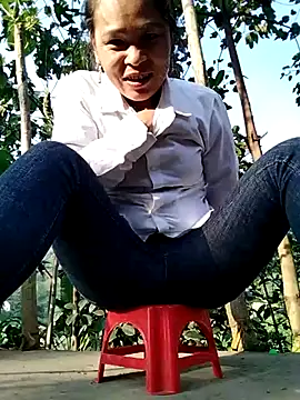 Snapshot of Seductive_slut chatting on 12/15/25, 08:42 Seductive slut online show from 12/15/25, 08:42