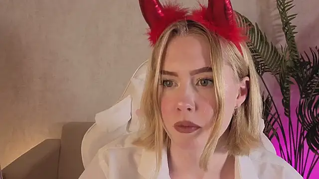 Snapshot of NoraCollins chatting on 12/18/25, 08:19 NoraCollins online show from 12/18/25, 08:19