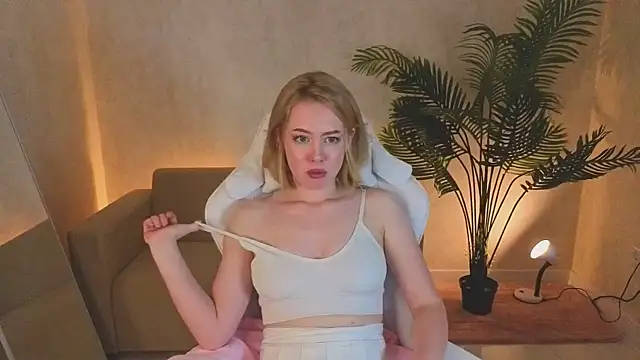 Snapshot of NoraCollins chatting on 12/15/25, 08:31 NoraCollins online show from 12/15/25, 08:31