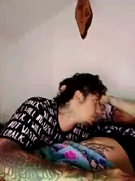 Snapshot of shadowofpleasure chatting on 12/17/25, 11:37 shadowofpleasure online show from 12/17/25, 11:37