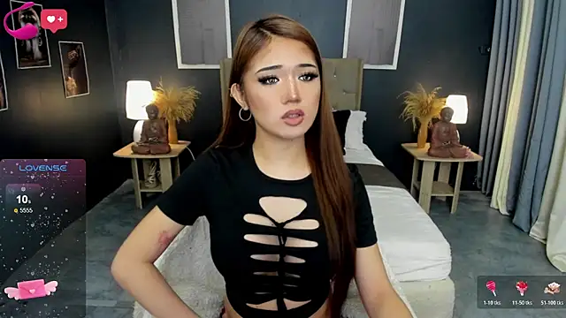 Snapshot of SeductressBella chatting on 12/18/25, 01:37 SeductressBella online show from 12/18/25, 01:37