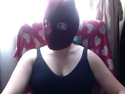 Snapshot of 666maskgirl chatting on 06/18/26, 05:18 666maskgirl online show from 06/18/26, 05:18