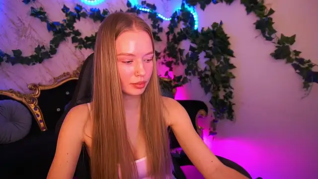 MollyyMayy online show from 12/15/25, 04:57