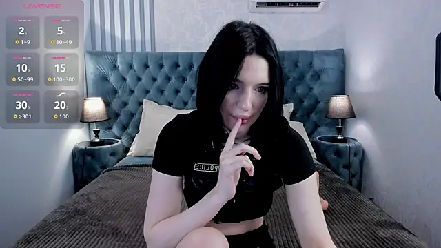 Snapshot of LisaBevy chatting on 12/17/25, 08:36 LisaBevy online show from 12/17/25, 08:36