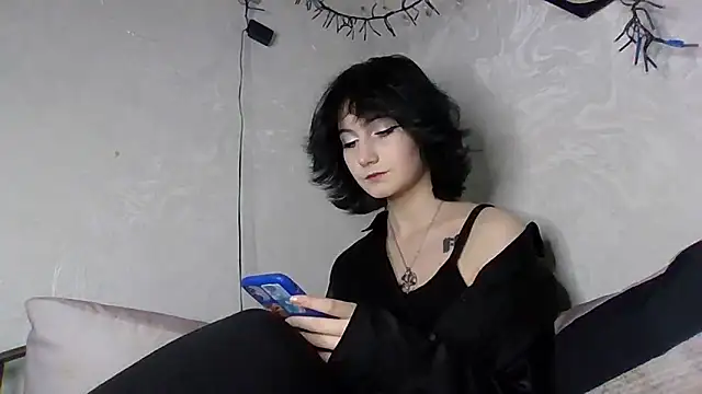 Snapshot of glissada chatting on 12/16/25, 06:45 glissada online show from 12/16/25, 06:45