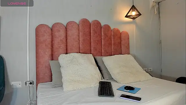 Snapshot of bella_jonnes_ chatting on 12/17/25, 08:25 bella jonnes online show from 12/17/25, 08:25