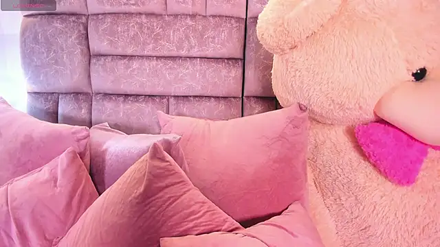 Snapshot of miaa_quinn chatting on 12/16/25, 02:49 miaa quinn online show from 12/16/25, 02:49