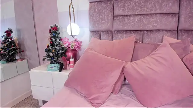 Snapshot of miaa_quinn chatting on 12/18/25, 02:49 miaa quinn online show from 12/18/25, 02:49