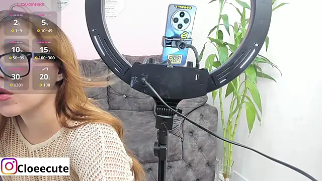 Snapshot of cloee_0 chatting on 12/18/25, 02:21 cloee 0 online show from 12/18/25, 02:21