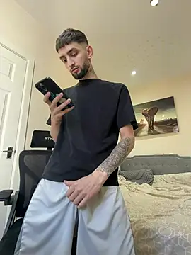 Juliann69Ramiro online show from 05/10/26, 03:47