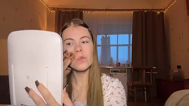 Snapshot of MaevAmy chatting on 12/21/25, 01:35 MaevAmy online show from 12/21/25, 01:35