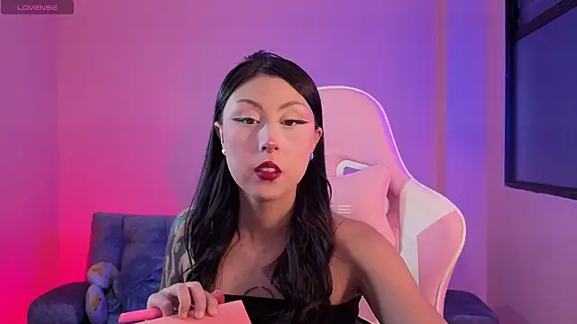 Snapshot of sharonbone chatting on 12/18/25, 04:39 sharonbone online show from 12/18/25, 04:39