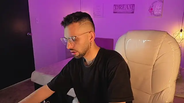 Snapshot of annie_and_ryan chatting on 12/19/25, 04:49 annie and ryan online show from 12/19/25, 04:49