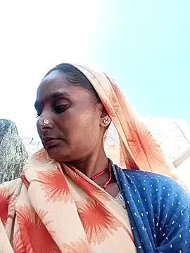 Snapshot of Mohni_pal chatting on 12/17/25, 06:29 Mohni pal online show from 12/17/25, 06:29