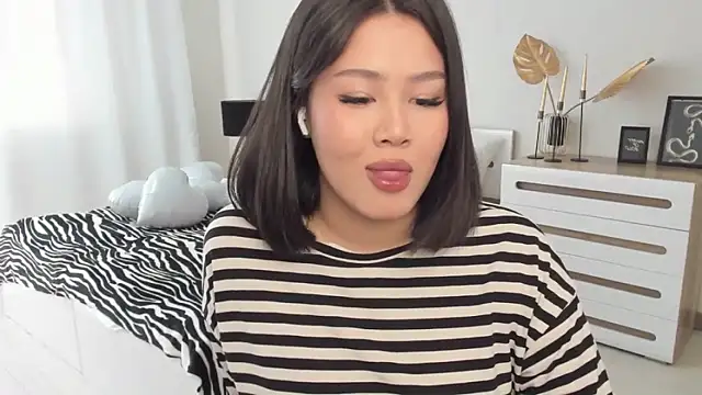 Brunette Charm online show from 03/11/26, 11:15