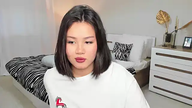 Brunette Charm online show from 02/19/26, 10:56