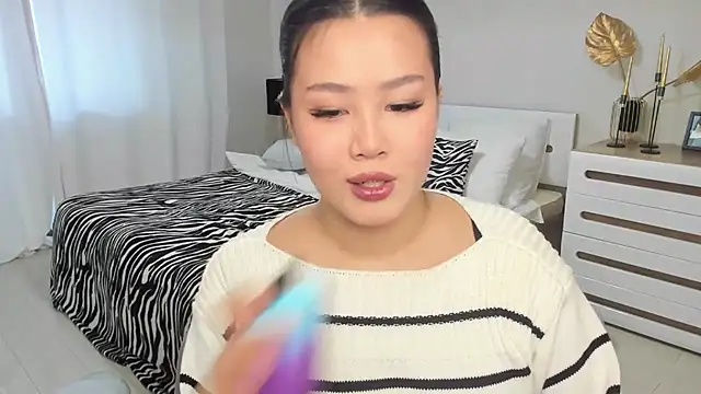 Brunette Charm online show from 02/11/26, 11:21