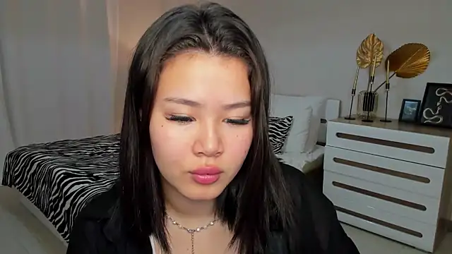 Brunette Charm online show from 05/17/26, 04:12