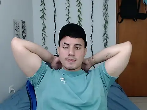 Snapshot of ENZO444_ chatting on 12/19/25, 04:38 ENZO444 online show from 12/19/25, 04:38