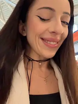 Snapshot of YeaLina chatting on 12/16/25, 10:08 YeaLina online show from 12/16/25, 10:08