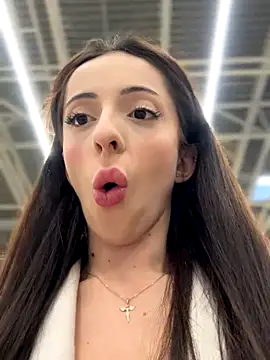 Snapshot of YeaLina chatting on 12/14/25, 10:32 YeaLina online show from 12/14/25, 10:32