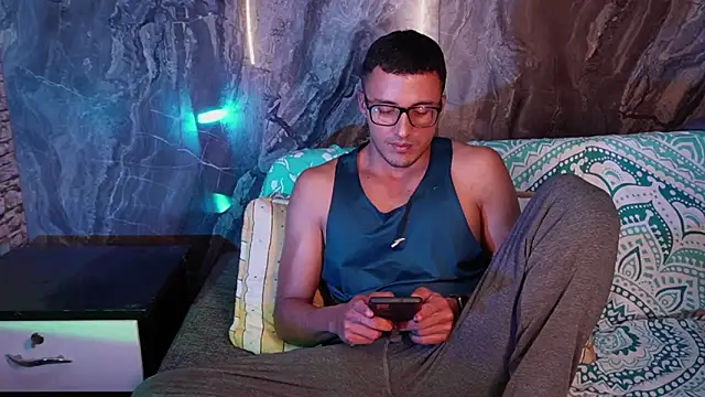 Snapshot of Sebas_Gerrero chatting on 12/17/25, 03:22 Sebas Gerrero online show from 12/17/25, 03:22