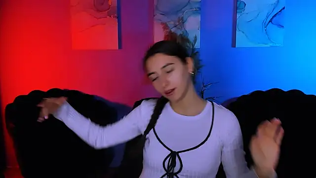 mila firee online show from 12/15/25, 10:10