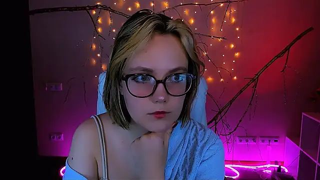 Snapshot of madeline_doll chatting on 02/26/26, 08:31 madeline doll online show from 02/26/26, 08:31
