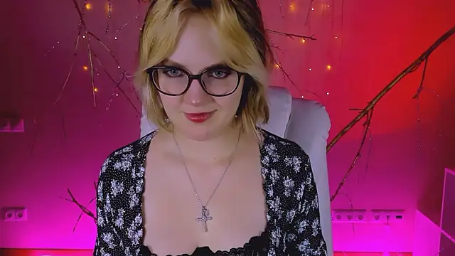 Snapshot of madeline_doll chatting on 02/17/26, 08:55 madeline doll online show from 02/17/26, 08:55