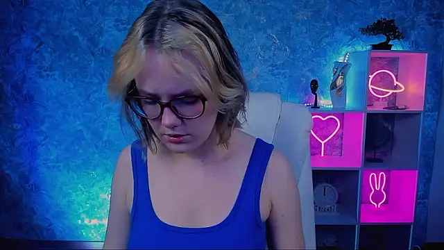 Snapshot of madeline_doll chatting on 03/16/26, 09:13 madeline doll online show from 03/16/26, 09:13
