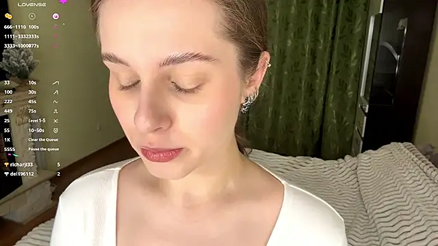 Snapshot of MiaBlanko chatting on 12/17/25, 07:24 MiaBlanko online show from 12/17/25, 07:24