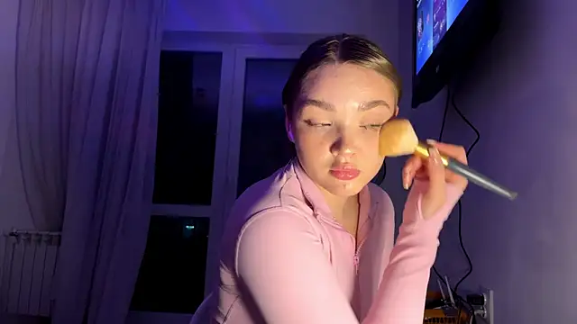 Snapshot of Ginnyinjeans chatting on 12/17/25, 05:40 Ginnyinjeans online show from 12/17/25, 05:40