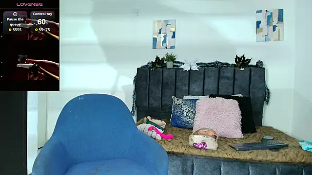 Snapshot of Laura_hotmilf chatting on 12/16/25, 12:20 Laura hotmilf online show from 12/16/25, 12:20