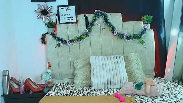 Snapshot of Laura_hotmilf chatting on 12/22/25, 12:05 Laura hotmilf online show from 12/22/25, 12:05