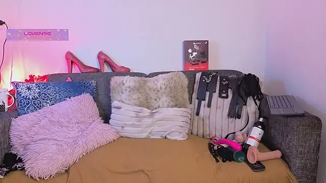 Laura hotmilf online show from 04/28/26, 12:42