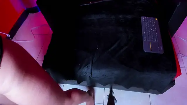 Snapshot of Miss_Thiana chatting on 12/15/25, 07:41 Miss Thiana online show from 12/15/25, 07:41