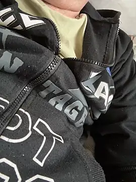 Snapshot of csikar chatting on 12/21/25, 10:17 csikar online show from 12/21/25, 10:17