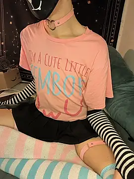 Snapshot of Femboitea-official chatting on 12/15/25, 06:52 Femboitea-official online show from 12/15/25, 06:52