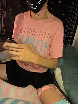 Snapshot of Femboitea-official chatting on 12/15/25, 10:26 Femboitea-official online show from 12/15/25, 10:26