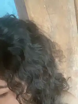 Snapshot of Maduzinha_ofc chatting on 12/17/25, 12:32 Maduzinha ofc online show from 12/17/25, 12:32