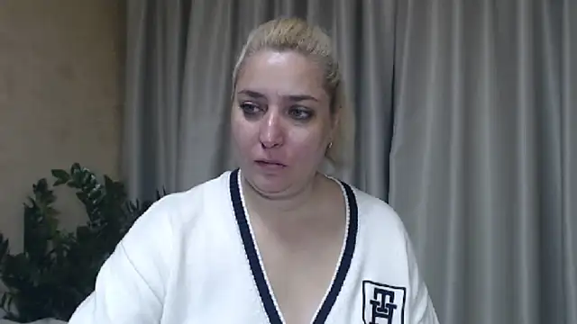 Snapshot of sweetpussy13 chatting on 09/26/25, 05:25 sweetpussy13 online show from 09/26/25, 05:25