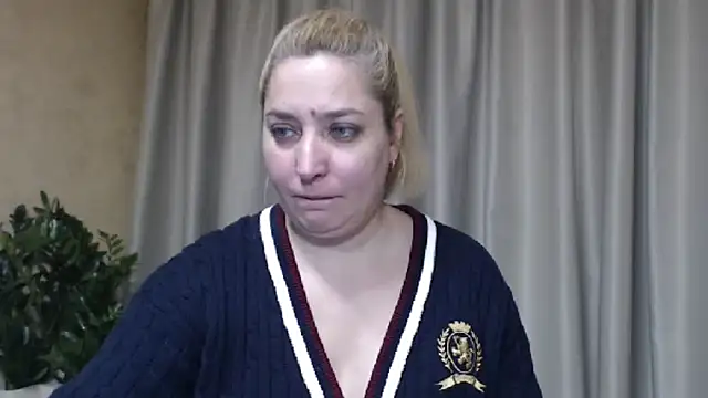 Snapshot of sweetpussy13 chatting on 02/15/26, 08:24 sweetpussy13 online show from 02/15/26, 08:24