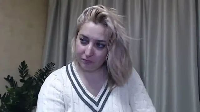 Snapshot of sweetpussy13 chatting on 02/14/25, 10:06 sweetpussy13 online show from 02/14/25, 10:06