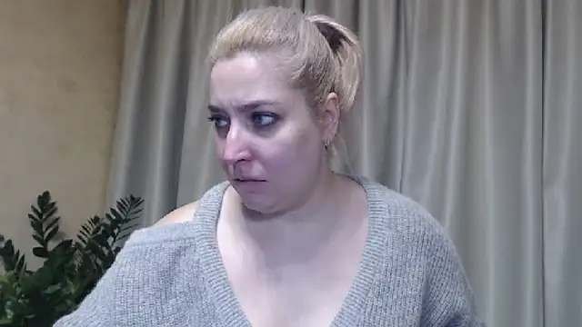 Snapshot of sweetpussy13 chatting on 02/15/25, 06:44 sweetpussy13 online show from 02/15/25, 06:44